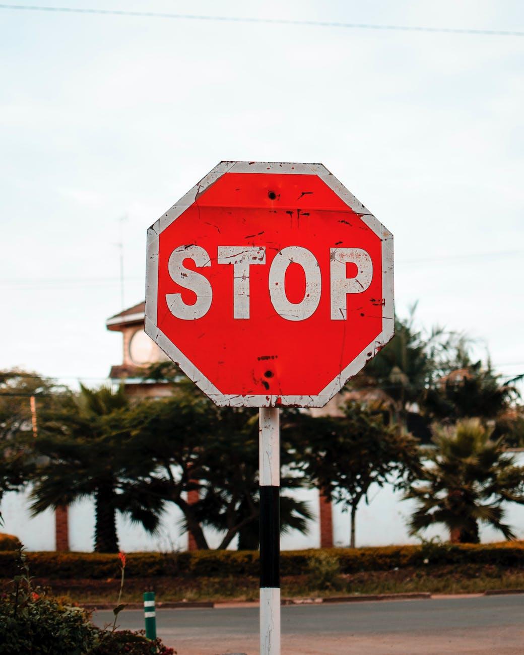 stop sign for how to spot the signs of an abusive relationship post. 