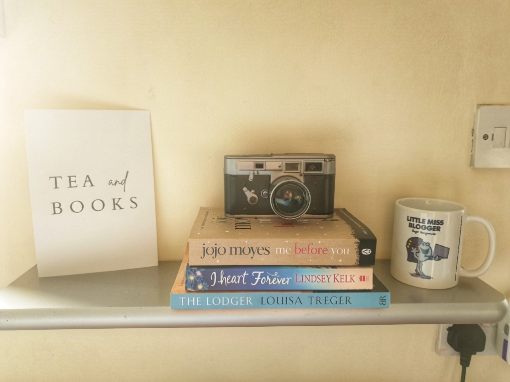 Reading corner display shelf